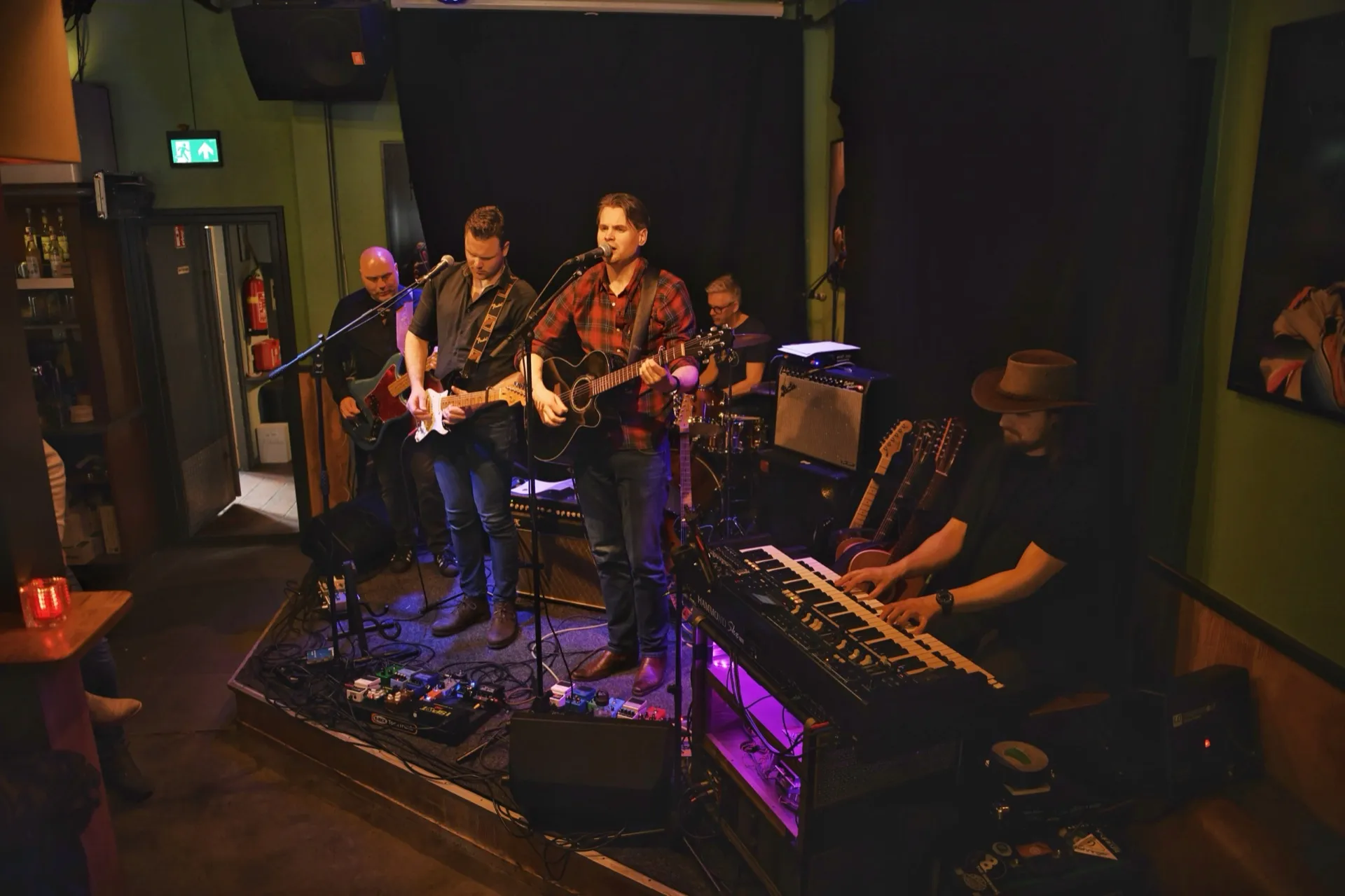 De volledige band in actie tijdens een clubshow